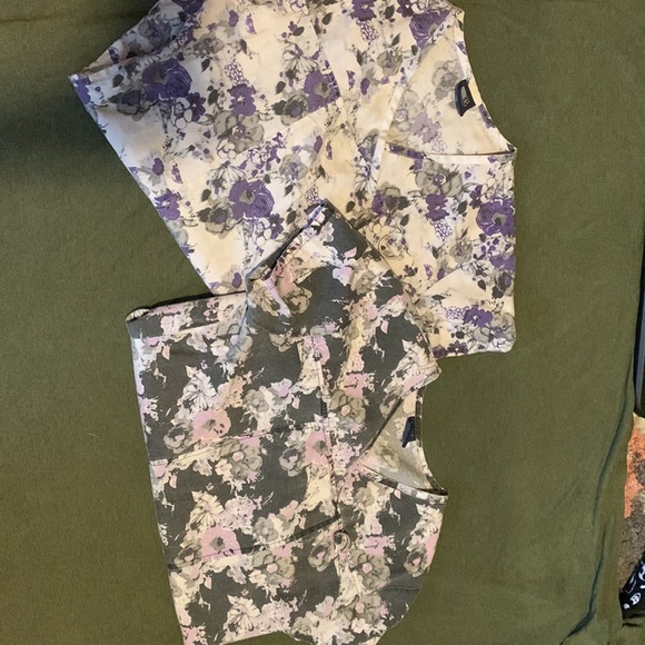 Set of 2 scrub top , came as set when ordered , very good condition - Picture 2 of 4